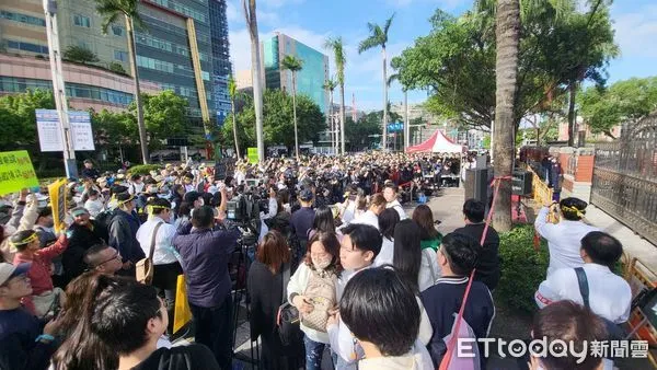 「反密醫、反特權、 反對24億假偏鄉計畫」大遊行。（圖／本土小牙醫提供）