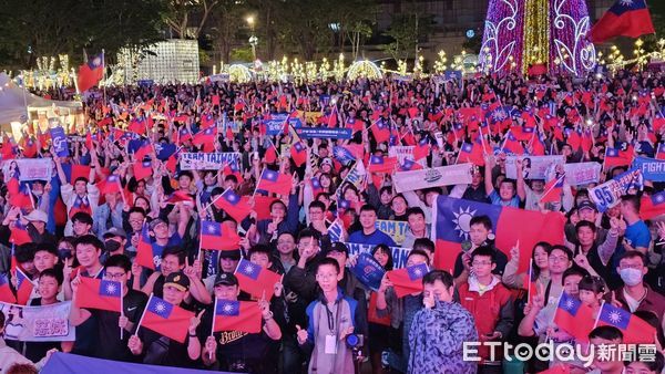 ▲▼台日大戰新北市民廣場應援人潮擠爆。（圖／記者呂佳賢攝）