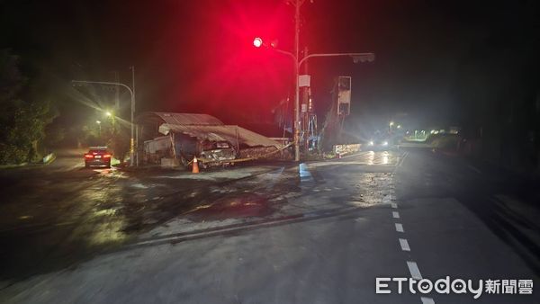 ▲▼屏東高樹鄉自撞火燒車，一家3口僅爸逃出，母與11歲而雙亡。（圖／記者陳崑福翻攝）