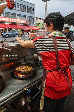 ▲▼高雄路邊攤香雞煲乾鍋，獨家醬料現炒一鍋兩吃             。（圖／虎麗提供）