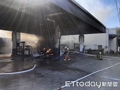 驚險畫面曝！汽車撞加油島瞬間起火　現場如遭轟炸濃煙狂竄