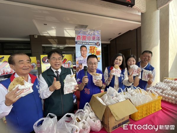 ▲中日大戰4:0完封勝！身為資深球迷的台南市議會國民黨團發言人蔡育輝，25日跟尤榮智、方一峰、林燕祝議員，齊聚新營民治議事廳，發放雞排豬排等美食，連市長黃偉哲都共襄盛舉。（圖／記者林東良翻攝，下同）