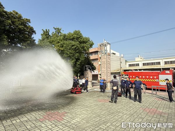 ▲台南市消防局近日採購並配發消防機器人到第五大隊復興分隊，針對新式的救災利器，消防人員立即展開多項的訓練。（圖／記者林東良翻攝，下同）