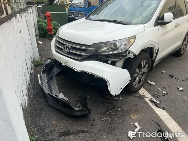 ▲▼北港出現野狗啃咬車輛             。（圖／臉書社團「北港在地生活」授權）