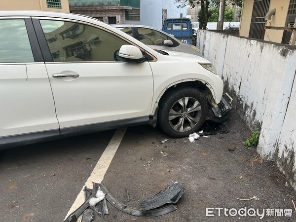 ▲▼北港出現野狗啃咬車輛             。（圖／臉書社團「北港在地生活」授權）