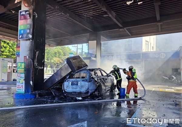 ▲自小客車疑暴衝撞擊加油站加油島及另一部自小客車引發大火。（圖／桃園市政府消防局提供）