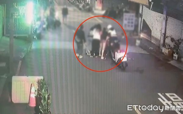 ▲▼呂、范2人在馬路上互毆，雙方親友勸架遭波及，警方到場2人仍不罷手             。（圖／記者陳以昇翻攝）