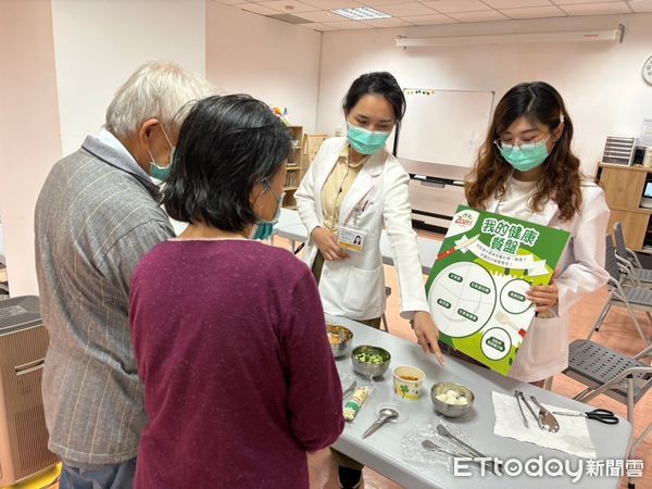 ▲埔榮營養師帶長者DIY「棒棒糖飯糰」，學習六大類食物營養。（圖／台中榮總埔里分院提供）