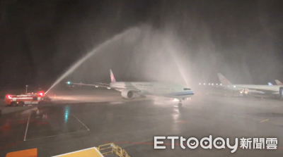 中華英雄光榮回國！桃機「水門禮」、F16伴飛　最高規格迎接畫面曝光