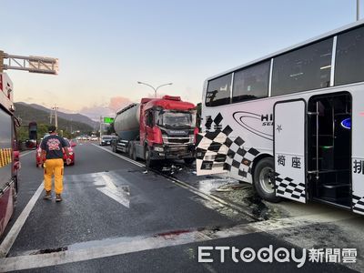 屏東水泥車追撞遊覽車！13人受傷送醫　15歲無照騎士也被撞