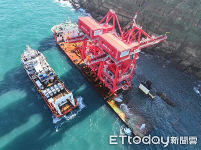 擱淺野柳近1年！「鈺洲啟航」橋式機將全數移除　9月底拖往韓國