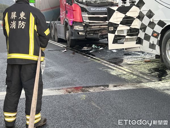 ▲▼屏東遊覽車碰撞水泥車　13人受傷送醫。（圖／記者陳崑福翻攝）