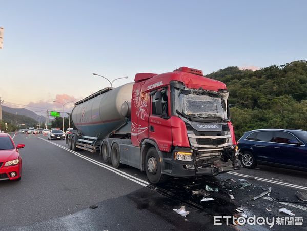 ▲▼屏東遊覽車碰撞水泥車　13人受傷送醫。（圖／記者陳崑福翻攝）