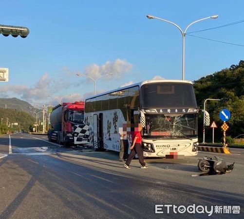 ▲▼屏東水泥車追撞遊覽車！13人受傷送醫　15歲無照騎士也被撞。（圖／記者陳崑福翻攝）