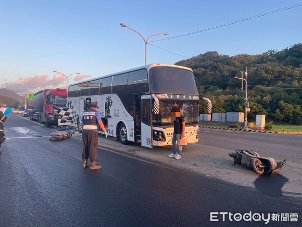 ▲▼屏東水泥車追撞遊覽車！13人受傷送醫　15歲無照騎士也被撞。（圖／記者陳崑福翻攝）