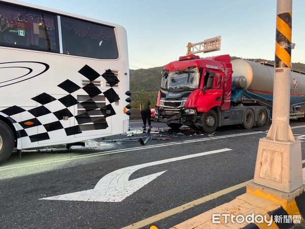 ▲▼屏東水泥車追撞遊覽車！13人受傷送醫　15歲無照騎士也被撞。（圖／記者陳崑福翻攝）