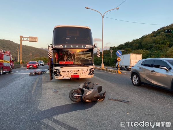 ▲▼屏東水泥車追撞遊覽車！13人受傷送醫　15歲無照騎士也被撞。（圖／記者陳崑福翻攝）