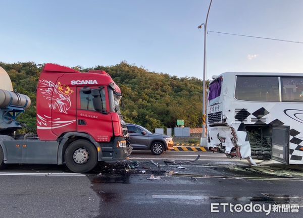 ▲▼屏東水泥車追撞遊覽車！13人受傷送醫　15歲無照騎士也被撞。（圖／記者陳崑福翻攝）