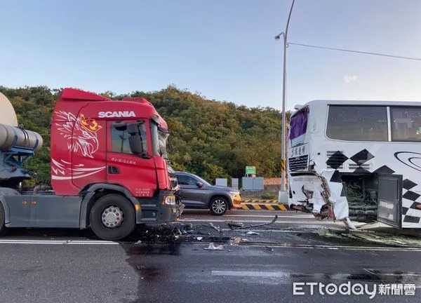 ▲▼屏東水泥車追撞遊覽車！13人受傷送醫　15歲無照騎士也被撞。（圖／記者陳崑福翻攝）