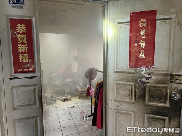 ▲台南市東區發生一起集合住宅火災，房客於客廳吹著電風扇，馬達在運轉送風過程發生火災，並造成房客吸入性嗆傷送醫。（圖／記者林東良翻攝，下同）