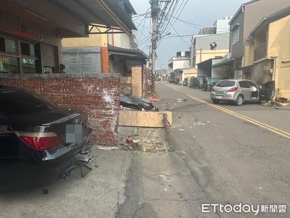 ▲▼       台中男酒駕撞爛民宅圍牆      。（圖／民眾史努比授權提供）