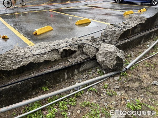 ▲高姓醉漢堅持開車返家，自撞停車格護欄後，險些衝上高速公路。（圖／記者楊永盛翻攝）