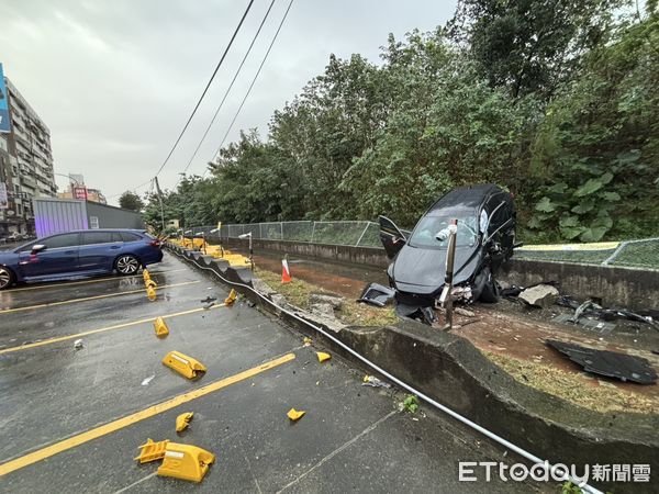 ▲高姓醉漢堅持開車返家，自撞停車格護欄後，險些衝上高速公路。（圖／記者楊永盛翻攝）