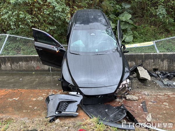 ▲高姓醉漢堅持開車返家，自撞停車格護欄後，險些衝上高速公路。（圖／記者楊永盛翻攝）