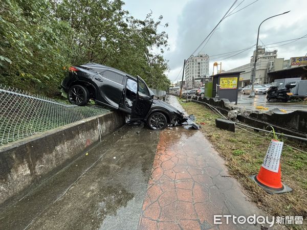 ▲高姓醉漢堅持開車返家，自撞停車格護欄後，險些衝上高速公路。（圖／記者楊永盛翻攝）