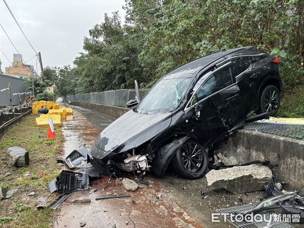 ▲高姓醉漢堅持開車返家，自撞停車格護欄後，險些衝上高速公路。（圖／記者楊永盛翻攝）