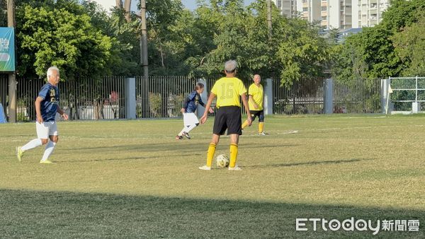 ▲來自日本東京的高齡足球隊「首都圈O-75 FC」，25日首次來到台南，與「台南長青FC」進行友誼賽，現場球員平均年齡超過百歲，充分展現高齡足球的活力與風采。（圖／記者林東良翻攝，下同）