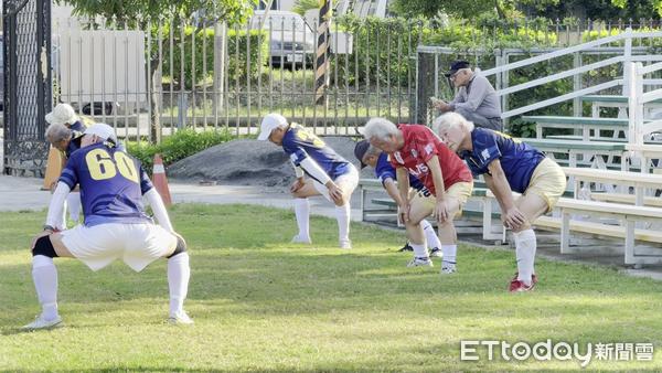 ▲來自日本東京的高齡足球隊「首都圈O-75 FC」，25日首次來到台南，與「台南長青FC」進行友誼賽，現場球員平均年齡超過百歲，充分展現高齡足球的活力與風采。（圖／記者林東良翻攝，下同）