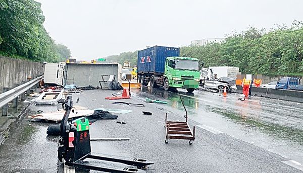 ▲國道2號八德大湳路段今天上午發生聯結車載運鋼樑，不慎墜落一根重達1.7噸鋼樑，導致對向小貨車翻覆。（圖／國道六隊提供）