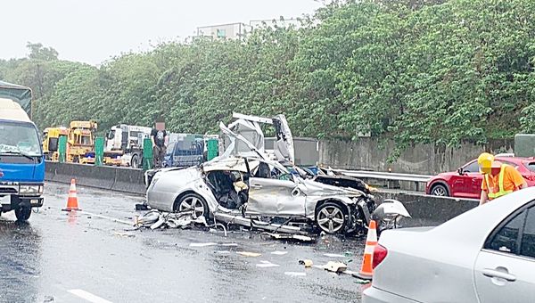 ▲國道2號八德大湳路段今天上午發生聯結車載運鋼樑不慎墜落，導致對向轎車嚴重毀損。（圖／國道六隊提供）