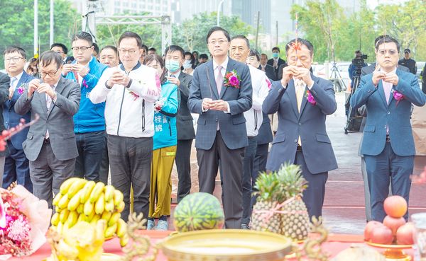 ▲桃園市長張善政今天上午主持「桃園航空城優先產專區H基地－統一企業集團桃園航空城物流園區開工典禮」，祈求開工順利。（圖／桃園市航空城公司提供）