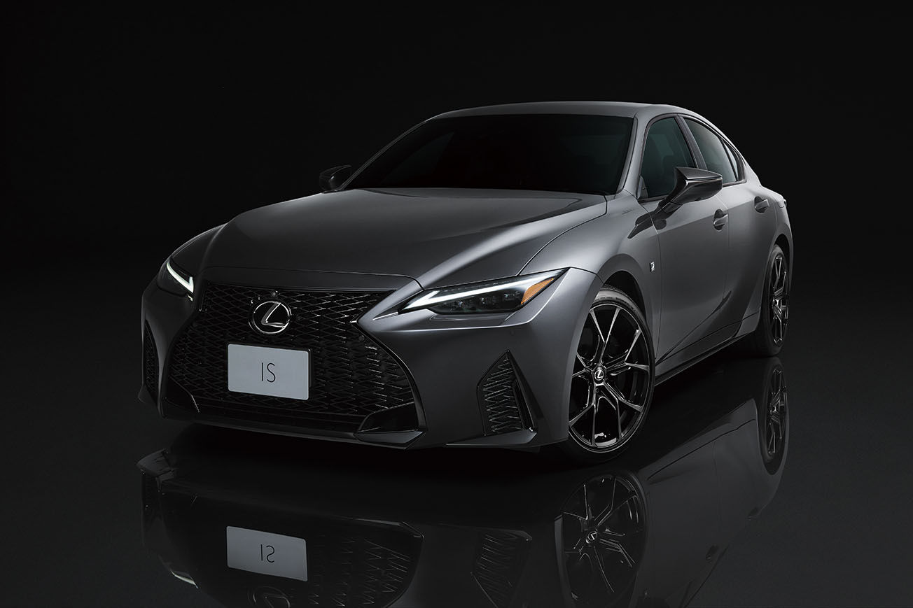 ▲221萬！Lexus IS 300h房車「新年式推新車型」黑化＋BBS輪圈更動感。（圖／翻攝自Lexus）