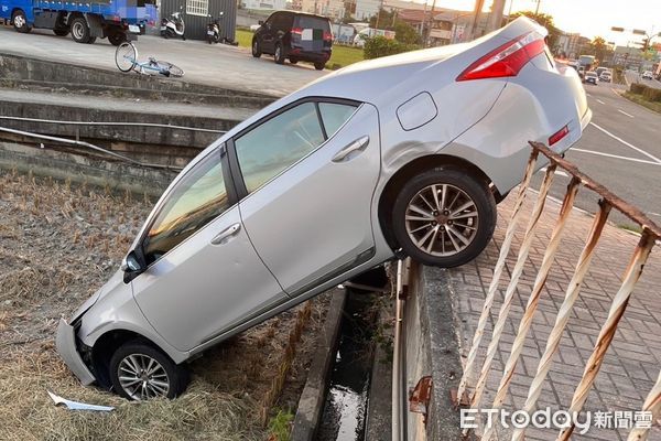 ▲▼      台中轎車插進田裡畫面曝       。（圖／記者鄧木卿翻攝）