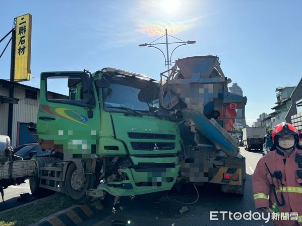 ▲▼  聯結車突然衝向對向車道，撞上貨車和水泥車           。（圖／記者戴上容翻攝）