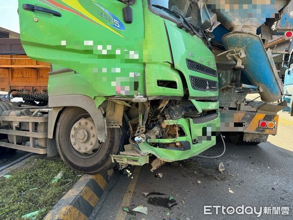 ▲▼  聯結車突然衝向對向車道，撞上貨車和水泥車           。（圖／記者戴上容翻攝）