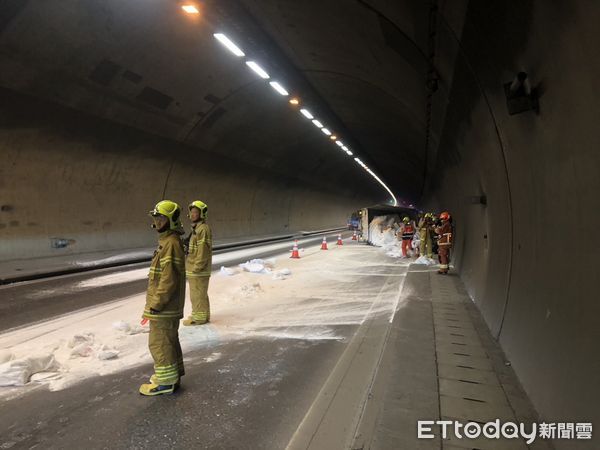 ▲▼  載運太白粉的貨車側翻，造成回堵           。（圖／記者戴上容翻攝）