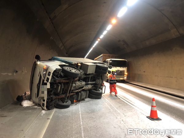 ▲▼  載運太白粉的貨車側翻，造成回堵           。（圖／記者戴上容翻攝）