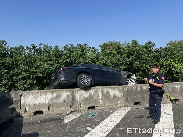 ▲國道1號南向296公里台南下營路段，27日上午10時許發生一起2車車禍，消防人員救2男2女，以救護車將其中3人送醫救治。（圖／民眾提供，下同）