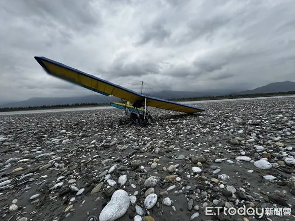 ▲花蓮縣壽豐鄉米棧橋往北約2公里處處的花蓮溪河床27日發生輕航機迫降事件。（圖／地方中心翻攝，下同）