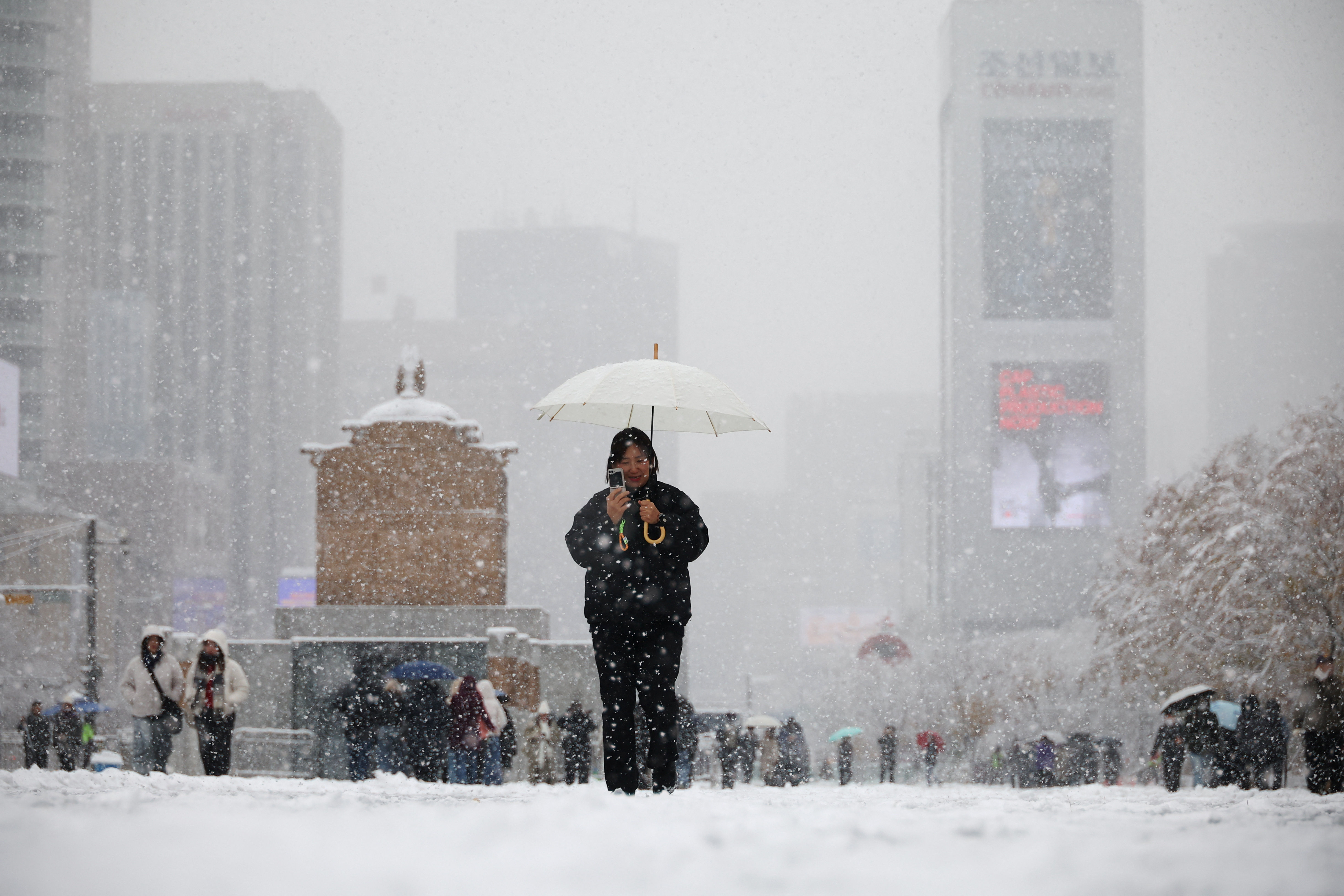 ▲▼南韓首爾降下大雪。（圖／路透）