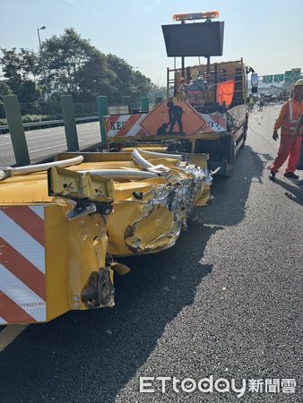 ▲▼        國道三號事故，小貨車上機械零件灑落，還波及到對向轎車    。（圖／記者翁伊森翻攝）