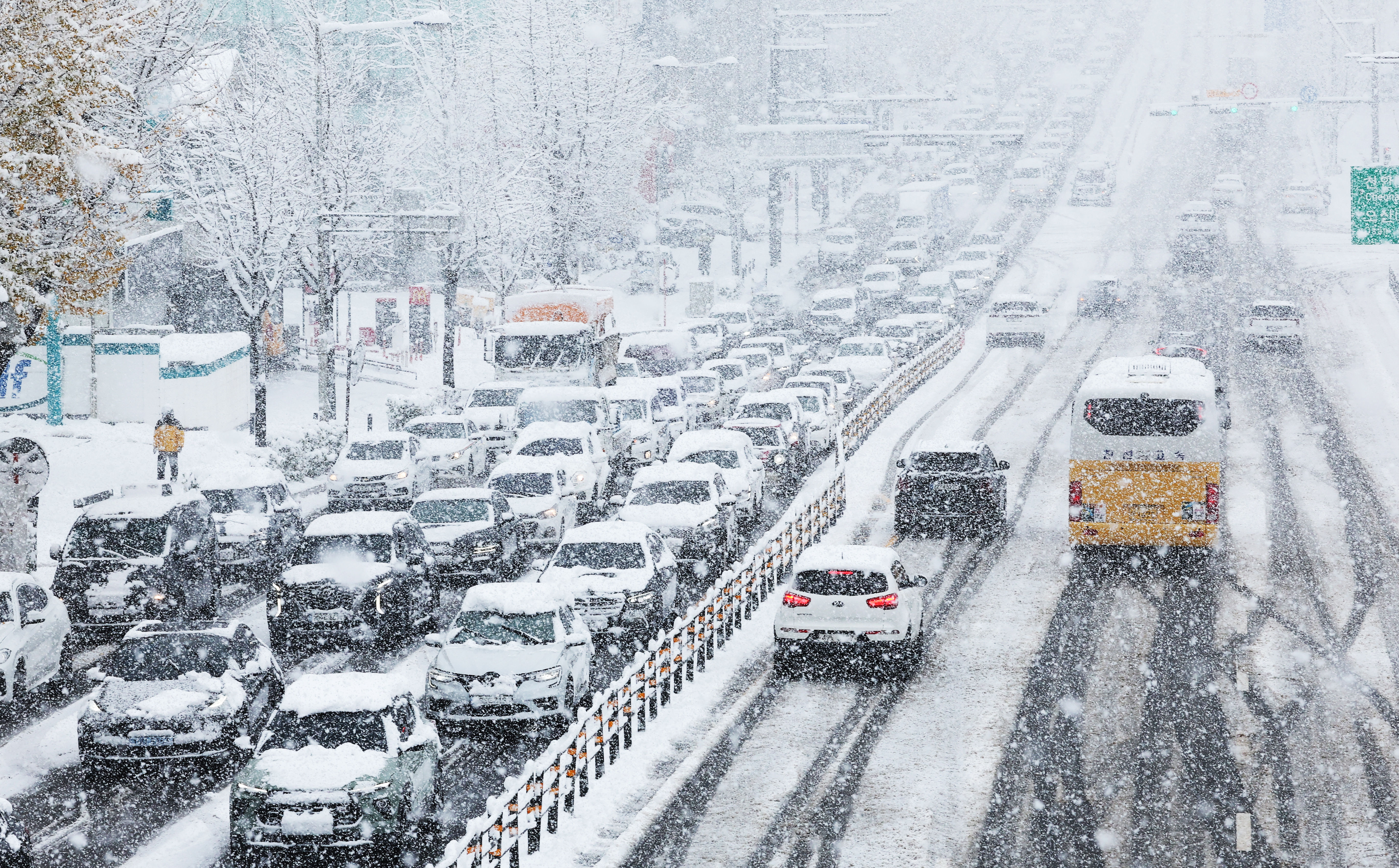 ▲▼首爾市南部、京畿道水原市主要道路因暴雪而交通大亂，車陣回堵。（圖／達志影像）