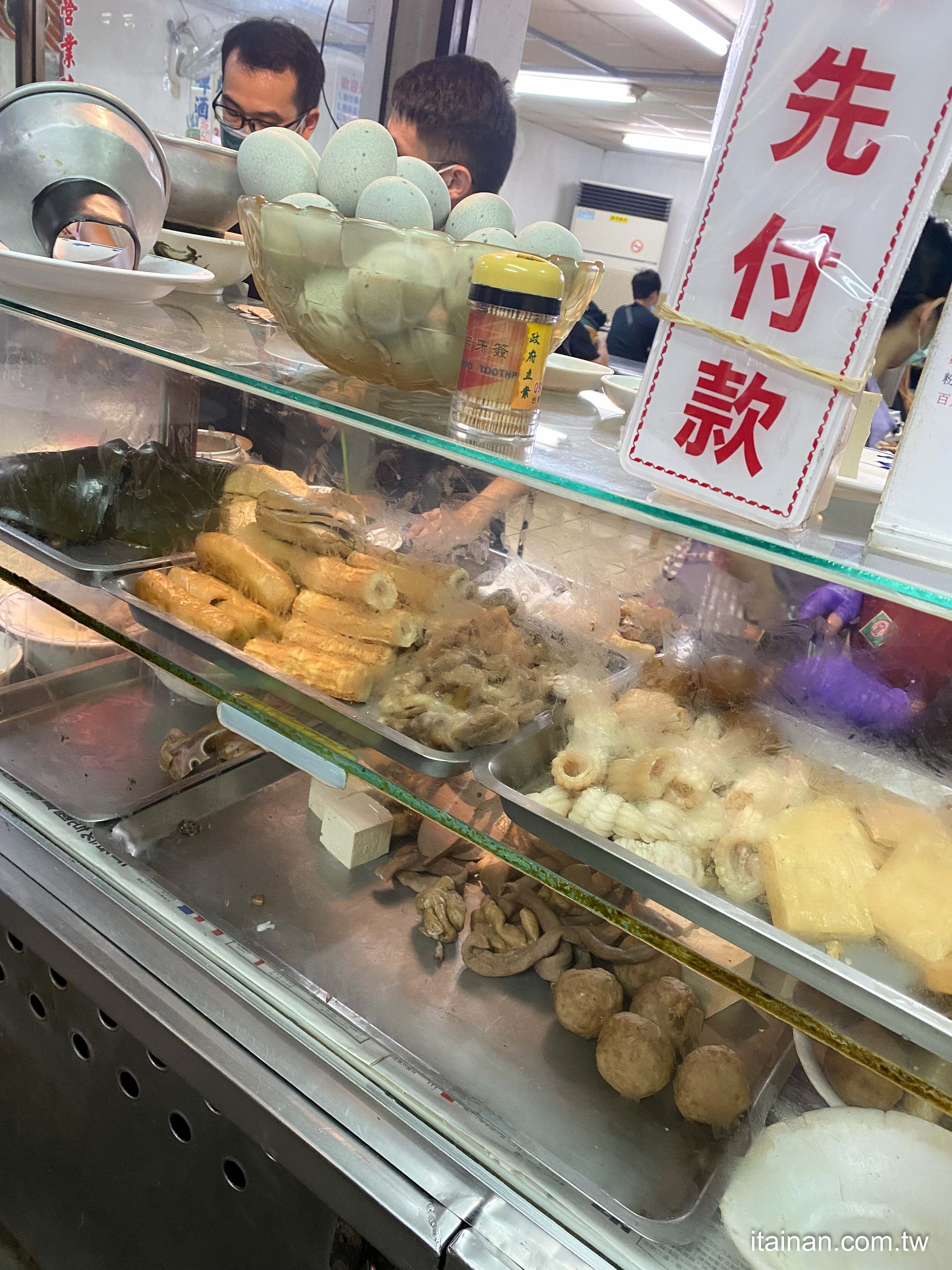 ▲▼越晚越多人！台南超強宵夜場推薦　麵條Q彈有嚼勁、餛飩內餡飽滿。（圖／部落客台南好Food遊提供）