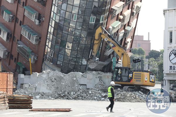 花蓮今年4月地震受災慘重，天王星大樓傾倒的畫面被《時代》選為年度百大照片。（圖為本刊資料照，非入選照）