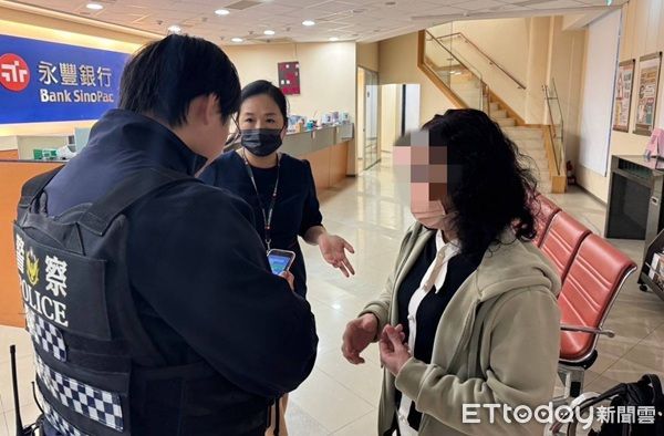 ▲胡姓婦人被網路男友一聲老婆妙暈頭，欲匯款30萬元投資，警方獲報前來勸阻。（圖／大園警分局提供）