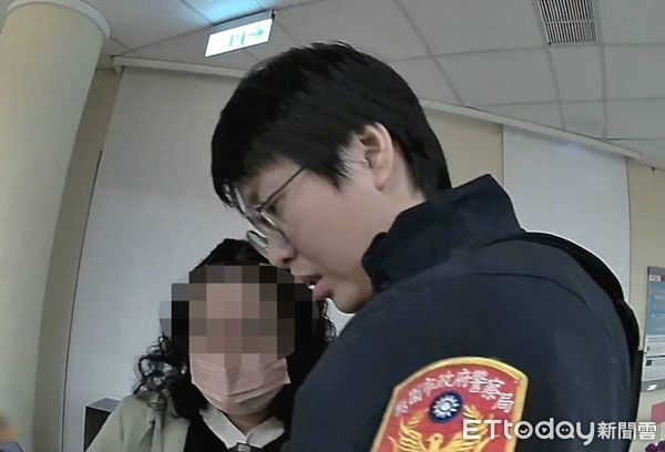 ▲胡姓婦人經警方勸阻終放棄匯款。（圖／大園警分局提供）